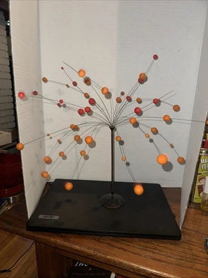 Escultura móvil cinética bola atómica MCM naranja 18" de colección mediados de siglo años 60 Foto 1 de 4