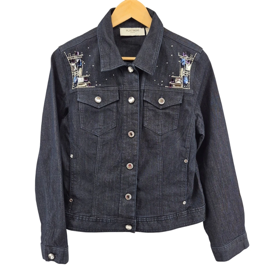 Chaqueta de mezclilla adornada Chico's Platinum Chicos talla 1 (M) estrás lavado oscuro Foto 1 de 4