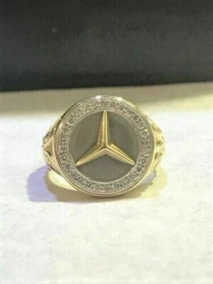 Anillo enchapado en oro amarillo de 14 quilates con diamantes creados en laboratorio de corte redondo de 1 quilate para hombre Mercedes Benz Foto 1 de 4