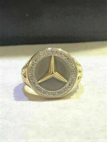 Anillo enchapado en oro amarillo de 14 quilates con diamantes creados en laboratorio de corte redondo de 1 quilate para hombre Mercedes Benz Foto 1 de 4
