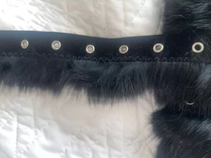2 yardas negro terciopelo plata ojal ojal ribete piel de conejo 1,75-2" ancho - Imagen 1 de 2