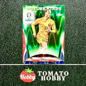 TOPPS CROMO UEFA EURO 2024 XAVI SIMONS REFRACTOR LAVA VERDE 1:600 HOLANDA - Imagen 1 de 2
