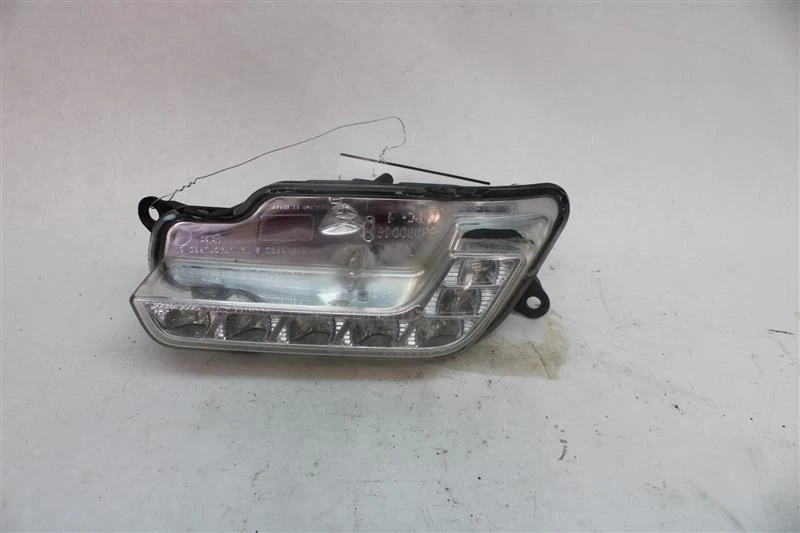 LUZ DE LÂMPADA DE NEBLINA Mercedes-Benz E300 E350 E550 E63 2010-2020 direita 1297687 - Imagem 1 de 4