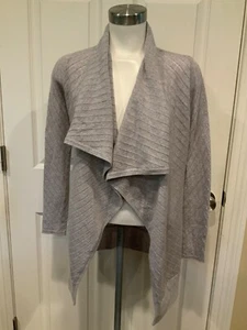 Cardigan Tahari grigio maglia sottile aperto davanti con volant scollo, taglia S (US) - Foto 1 di 8