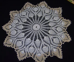 Vintage Ananas gehäkelt Deckchen 23,5" Durchmesser weiß & hellbraun Oma Made - Bild 1 von 5
