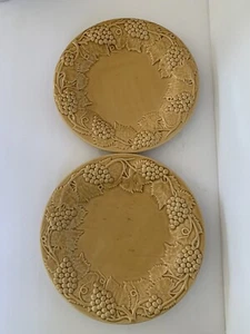 Bordallo Pinheiro Dinner Plates- Rare Yellow Grapvine plates (2) - Picture 1 of 9