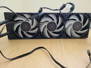 Refroidisseur CPU liquide EK-Nucleus AIO CR360 Lux D-RGB 360mm avec 3 ventilateurs ML120 supplémentaires - Photo 1/13
