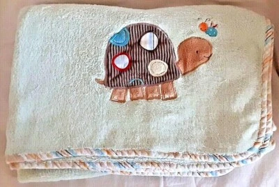 Manta bebé tortuga polar verde Carter's borde a rayas marrón con manchas abeja Foto 1 de 4