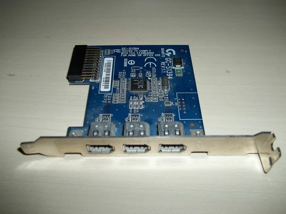 scheda Gigabyte GC-S1394 Firewire Card porta IEEE con tre porte connettore nero - Immagine 1 di 1