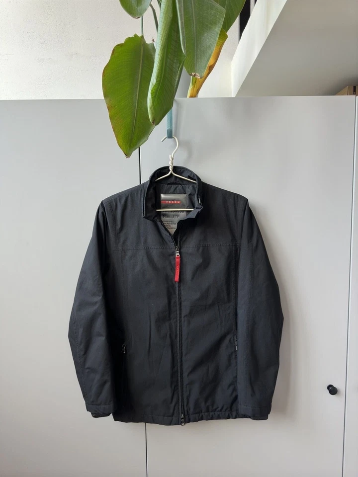 Chaqueta para mujer Prada Gore-Tex negra hecha en Rumania Foto 1 de 4