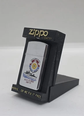 Isqueiro Zippo fino da Marinha dos EUA USS EL PASO LKA 117 + ESTOJO NÃO USADO - Imagem 1 de 4