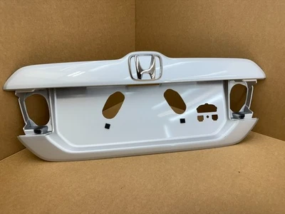 635481. Honda Pilot 2003-2008 Trunk License Plate Molding Panel Rear OEM Silver - Imagem 1 de 4