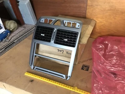 Peugeot  307 mk1  2001-2005 dash console vent radio switch dashboard 821180 - image 1 of 4