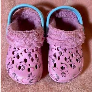 Fuzzy Clogs Einhorn Regenbogen rosa blau Kinder Mädchen Schuhe Größe 7/8 - Bild 1 von 6