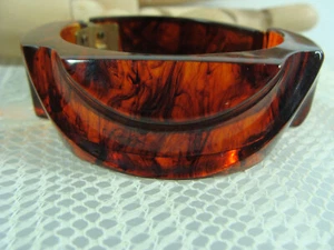 Vtg Chunky Lucite Rootbeer Faux Tortoise Modernist MCM Hinged Bangle Bracelet - Picture 1 of 24