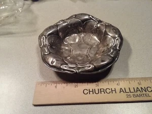  Plato de nuez de caramelo de plata esterlina repousse flor y abejorro sello bonito - Imagen 1 de 4