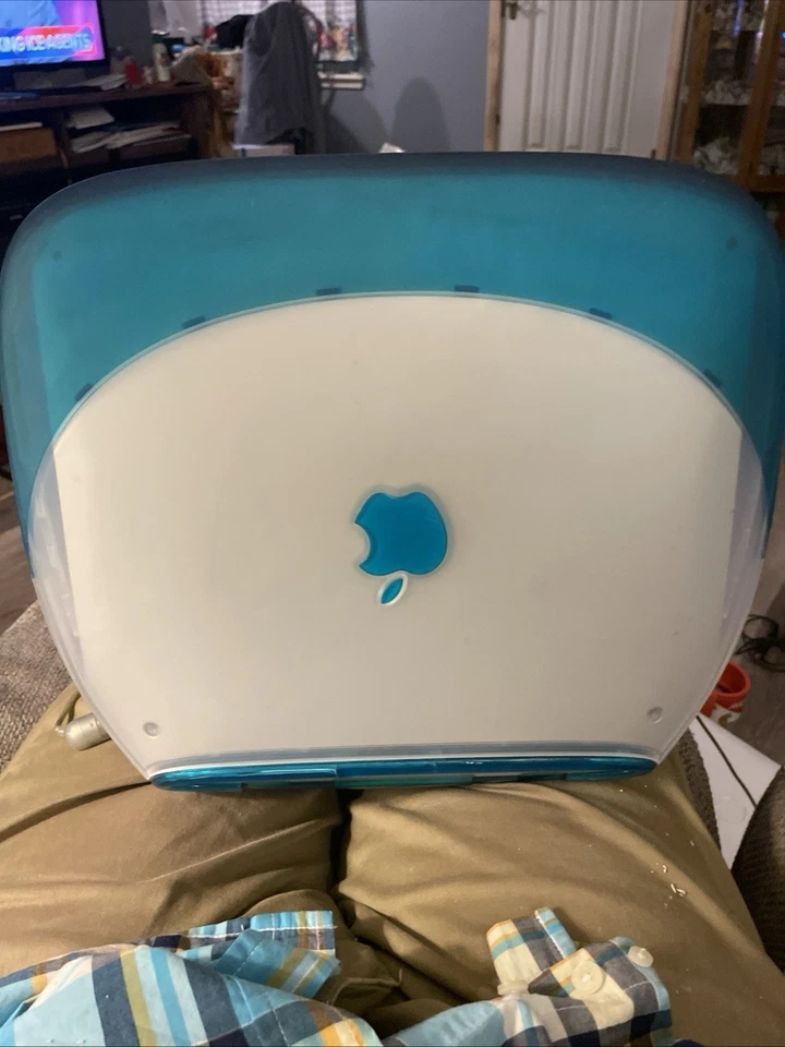 Apple  g3 blueberry Clamshell iBook 300 Mghz 3 Gb Hd 196 Mb Ram - Image 1 of 4