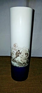 Vase aus Porzellan mit Jagdszene und kobaltblauem Fuß 28 cm hoch Hutschenreuther - Picture 1 of 5