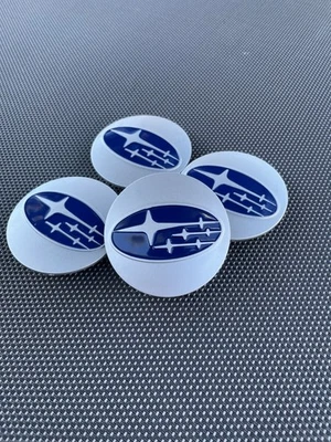 Комплект из 4 серых синих центральных колпаков колес 60 мм/2,36 дюйма SUBARU — ПОДХОДИТ ДЛЯ БОЛЬШИНСТВА МОДЕЛЕЙ - Изображение 1 из 4