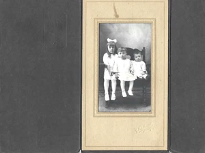 FOTOGRAFÍA INFANTIL VINTAGE EN UN MARCO DE CARTÓN FOTÓGRAFO THIBEAULT, MATANE - Imagen 1 de 2