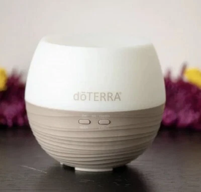doTERRA 花瓣芳香扩散器加 3 瓶油 - 白色和米色 - 全新带盒 — 第 1/2 张图片
