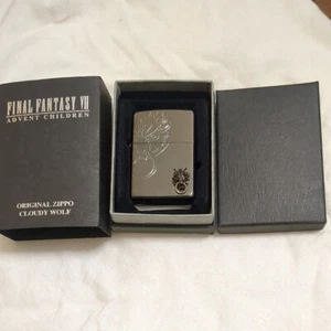 Accendino ZIPPO edizione limitata FINAL FANTASY VII FF7 "Cloudy Wolf: Fenrir" con scatola - Foto 1 di 17
