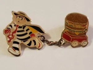 Vintage RAR McDonalds Hamburglar, Hamburger & Wagen Doppel Pin! - Bild 1 von 5