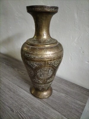 Grand  Vase en Laiton repoussé et ciselé , Syrien  Oriental XIXeme Ancien ... - Photo 1/3
