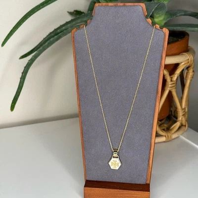 Colar pingente logotipo hexágono Tory Burch Kira folheado a ouro latão esmalte branco 18"" - Imagem 1 de 4