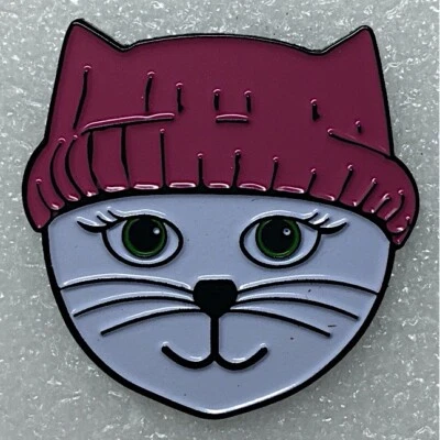Gato en Rosa Tejido Sombrero Esmalte Pin Solapa Bolso Nuevo Protesta Gatito MeToo Mujeres Marcha Foto 1 de 3
