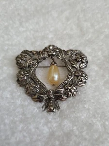 Avon '90's Vintage Romantic Renaissance Heart Wreath Faux Pearl & Marcasite Pin - Picture 1 of 9
