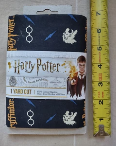 Harry Potter Fabric GRYFFINDOR House Lion Crest 1 Yard Cotton, NEW - Picture 1 of 3
