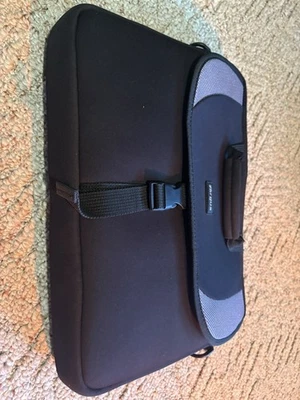 Targus 17” Padded Briefcase Laptop Carry Bag NO Shoulder Strap - Image 1 of 3