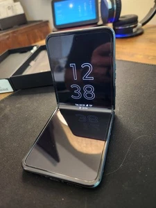 Motorola Razr 2024 256GB Black XT2453VVS (Unlocked) Fully Functional - Photo 1 sur 10