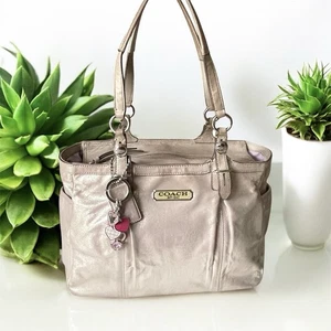 Bolso de Hombro Coach Metálico Auténtico Color Champagne Charol Plateado - Imagen 1 de 17