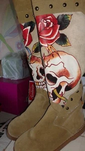 NEU ED HARDY HOHE STIEFEL 6 "TAG DER TOTEN" WILDLEDER TOTENKOPF ROSEN UVP $ 150,00 - Bild 1 von 8