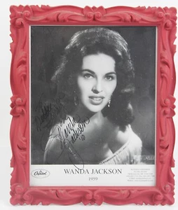 WANDA JACKSON handsigniertes/beschriftetes Capitol Records Foto datiert 2010 - Bild 1 von 4