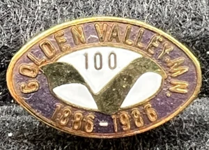 GOLDEN VALLEY MN (MINNESOTA USA) 1886-1986 100 CENTENARY PIN BADGE - Picture 1 of 3