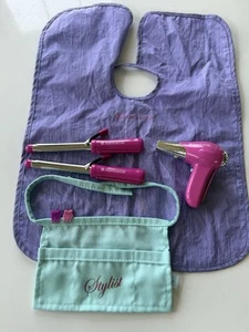 American Girl Puppe SALON STYLIST SET Haartrockner, Lockenstäbe, Cape, Schürze + - Bild 1 von 6