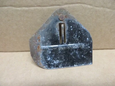 LINCOLN MARK VII BODY SIDE MOLDING BRACKET - Image 1 of 4