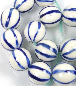 Cuentas redondas de melón de porcelana azul blanca de 10 mm (10) - Imagen 1 de 3