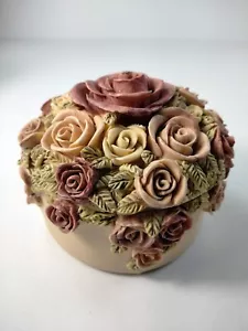 Caja de baratijas vintage 93 Dezine redonda pintada a mano floral exquisita 3" diámetro - Imagen 1 de 10