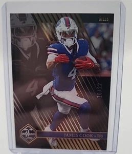 🔥 2023 Panini Limited James Cook #12 Scheda Calcio Spotlight Olografica /22 🏈 - Foto 1 di 4