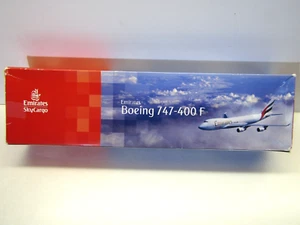 Emirates SkyCargo 1:200 Scale Boeing 747-400F Snap Together Model Kit - New - Foto 1 di 11