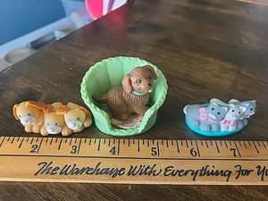 Fisher Price liebevolle Familie Puppenhaus grün Haustier Welpe Hund Katze Kätzchen Bett - Bild 1 von 7