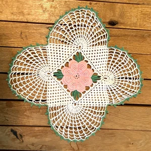 Gehäkeltes rosa 3D Rosendeckchen-Handarbeit-Vintage Deckchen-Shabby Chic-Blumen-Landhaus... - Bild 1 von 2