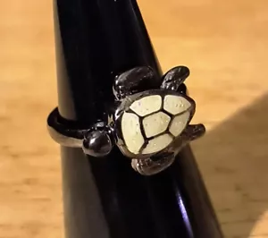 Anello da donna nero tartaruga marina opale bianco taglia 8 - Foto 1 di 4