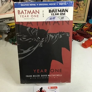 Batman: Year One Blu-ray Disc DVD 2015 with Batman Year One Graphic Novel SEALED - Bild 1 von 5