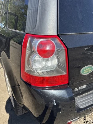 Conjunto de lanterna traseira lateral esquerda/motorista Land Rover LR2 2008-2010 fabricante de equipamento original - Imagem 1 de 3