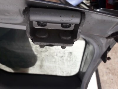 Bisagras capó trasero izquierdo Mitsubishi Space Star 1999 usadas, originales #1134280-48 Foto 1 de 4